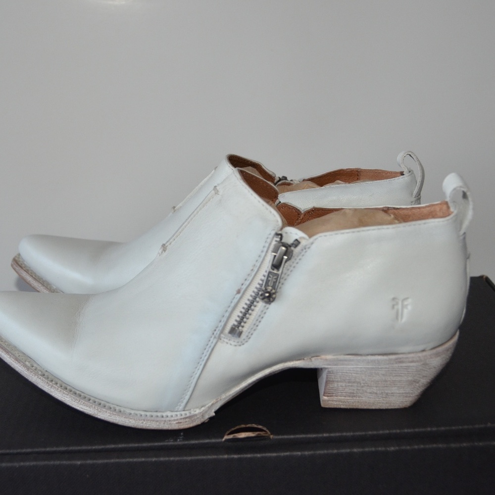 NIB Frye Sacha Moto Zip Schootie White Size 10 - Picture 2 of 4